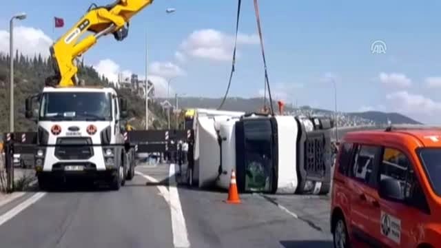 Anadolu Otoyolu'nda ambalajlı su yüklü tır devrildi - Otoyol ulaşıma açıldı