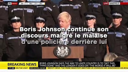Boris Johnson continue son discours malgré le malaise d’une policière derrière lui !