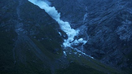 Download Video: Norvegia, un pezzo di montagna si stacca dopo anni di allarmi ed evacuazioni