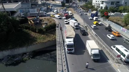 Küçükçekmece'de yan yatan tır havadan görüntülendi