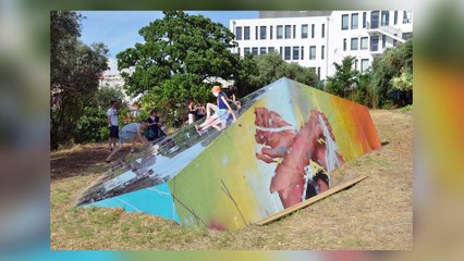 Le "street artiste" Rémy Uno rhabille le hall du théâtre des Salins