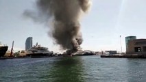 Arde una nave de reparación de barcos en el Puerto de Barcelona