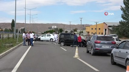 3 aracın karıştığı zincirleme trafik kazası kamerada