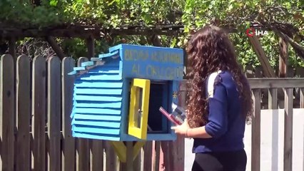 Lise öğrencisi evinin önüne kurduğu kütüphaneyle kitaplarını paylaşıyor