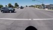 Un motard ultra chanceux passe à quelques centimètres d'un automobiliste qui grille un feu rouge