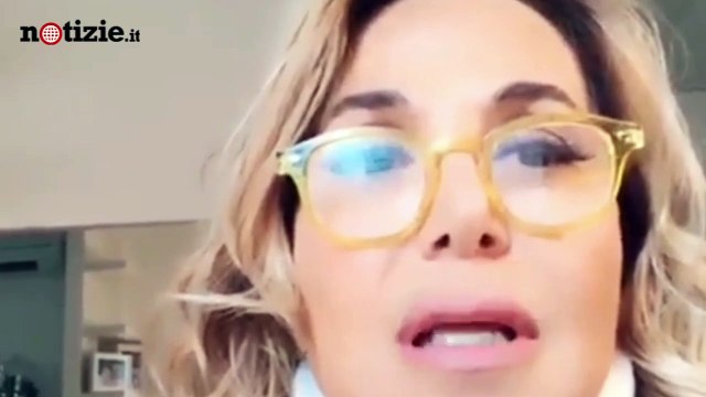 Incidente per Barbara D'Urso, colpita da lastra di cristallo: Non sento il braccio | Notizie.it