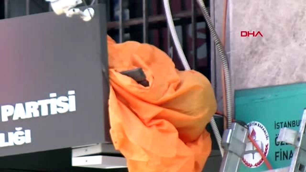 Fatih'te kablo döşeyen işçi elektrik akımına kapılarak hayatını kaybetti