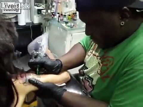 Ecoutez les cris de cette femme qui se fait tatouer !