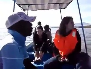 Cet hippopotame piège un bateau de touristes !