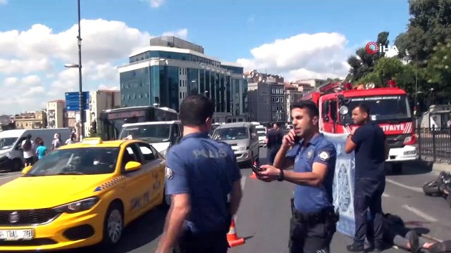 Taksim'de yolun karşısına geçmeye çalışan yaşlı adama motosiklet çarptı