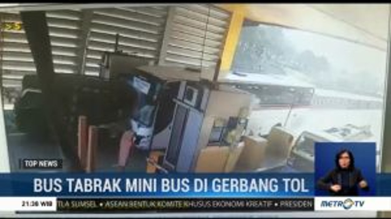 Bus Tabrak Mini Bus di Gerbang Tol Cikamuning,...