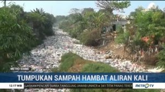 Tumpukan Sampah Hambat Aliran Air di Kali Jambe Bekasi