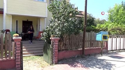 Lise öğrencisi evinin önüne kurduğu kütüphaneyle kitaplarını paylaşıyor