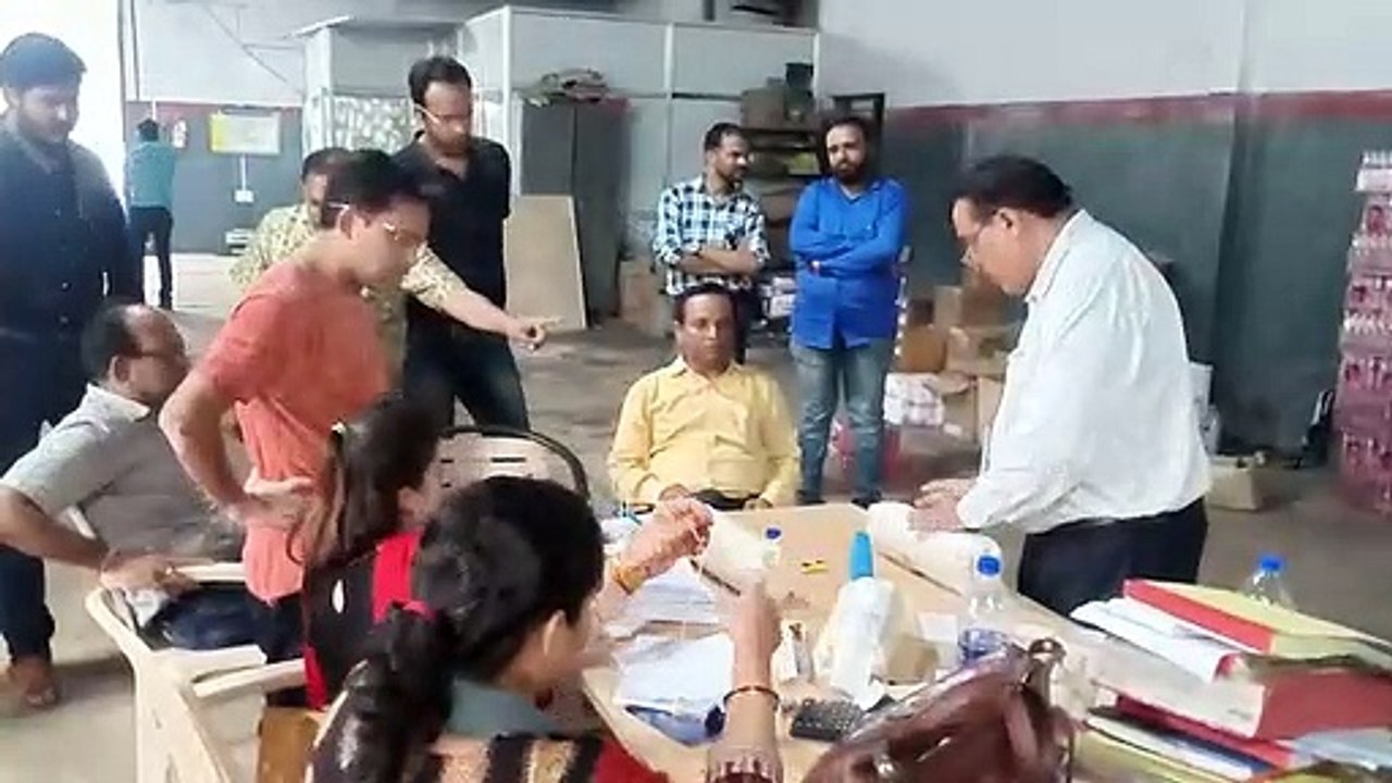 पेप्सी की देवास नाका स्थित एजेंसी पर छापा, एक्सपायरी डेट के माल की शिकायत