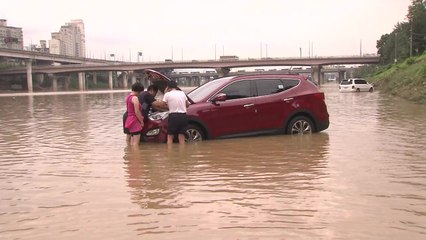 "침수지역에선 천천히...차량 재시동 금물" / YTN
