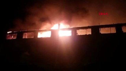 İstanbul sultanbeyli'de yatak imalathanesi alev alev yanıyor