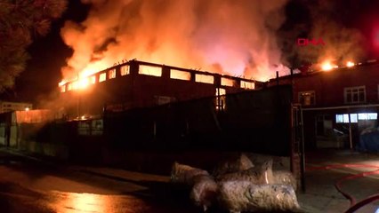 Sultanbeyli'de yatak imalathanesi alev alev yandı