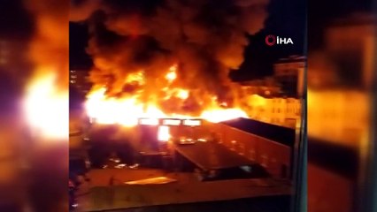 Sultanbeyli'de mobilya atölyesinde çıkan yangın havadan görüntülendi