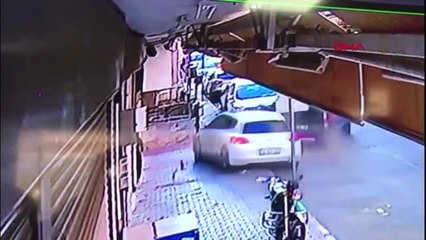 Esenler'de otomobilin apartman boşluğuna düşme anı kamerada