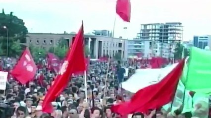 RTV Ora - Meta kthen kokën 11 vite pas kur u firmosën ndryshimet kushtetuese