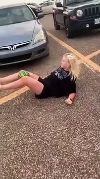 Ecraser une pastèque entre les jambes.. elle y arrive !