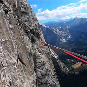 Il marche sur une sangle à 500m au dessus du vide ! Slackline