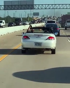 Il fait sa muscu en conduisant sa voiture décapotable !
