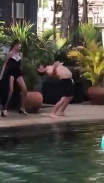 Ce touriste danse avec les danseuses de cet hotel en Thailande !