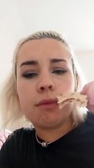 Ce chat veut manger comme elle !