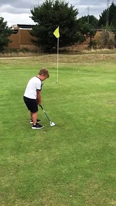 Hilarant : plus mauvais golfeur de l'histoire ! Il rate le trou à chaque fois