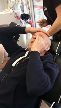 Epilation des sourcils, ce type souffre LOL