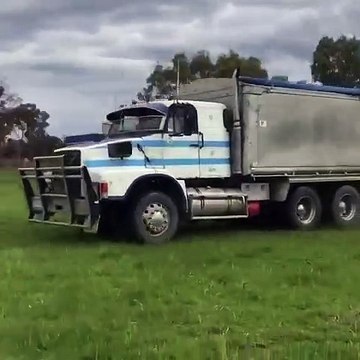 Drift d'un camion sur la pelouse ! Fast and Furious !