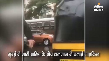 बारिश के बीच सड़कों पर साइकिल चलाते दिखे सलमान