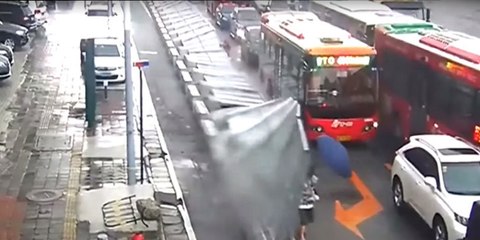 Una poderosa ráfaga de viento derriba una valla en China hiriendo a varios peatones