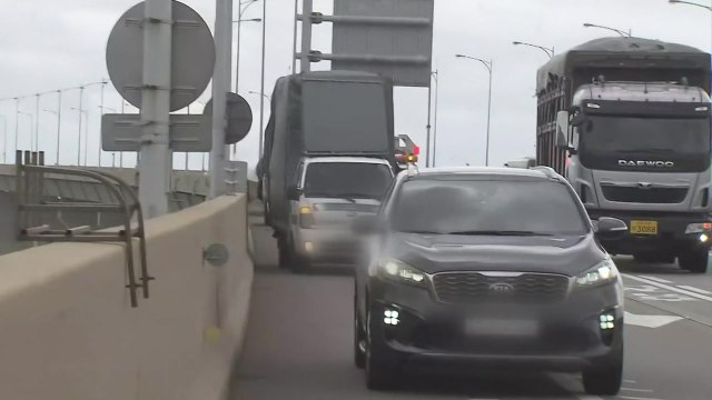 서해대교 위 '탑차' 아찔한 사투...곳곳 대교 통제 / YTN