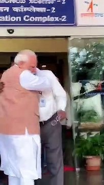 Hindistan Başkanı Modi, uzay aracını Ay'a başarıyla indiremeyen bilim insanlarını teselli etti
