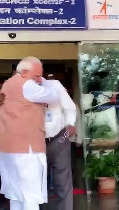 Hindistan Başkanı Modi, uzay aracını Ay'a başarıyla indiremeyen bilim insanlarını teselli etti