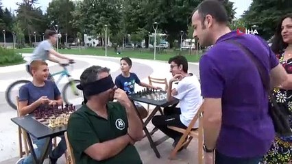 Gözleri kapalı, sırtı dönük şekilde 3 kişiye karşı satranç oynadı