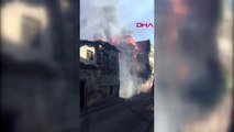 Fatih'te tarihi ahşap binada yangın