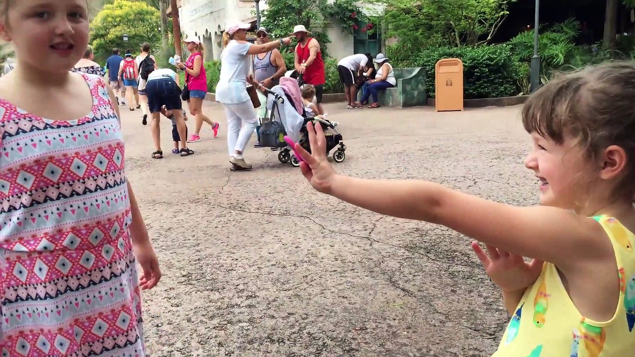 Hipnotizado pelo Fidget Spinners no mundo da Disney! - Disney World!