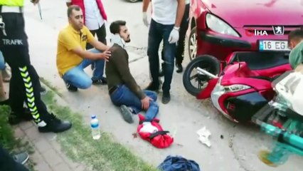 Motosikletiyle otomobilin altına girdi