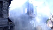 Fatih'te yanan ahşap bina iş makinesiyle yıkıldı