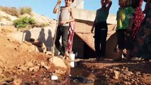 İdlib'de saldırılardan kaçan çaresiz aile su kemerine sığındı (1) - İDLİB