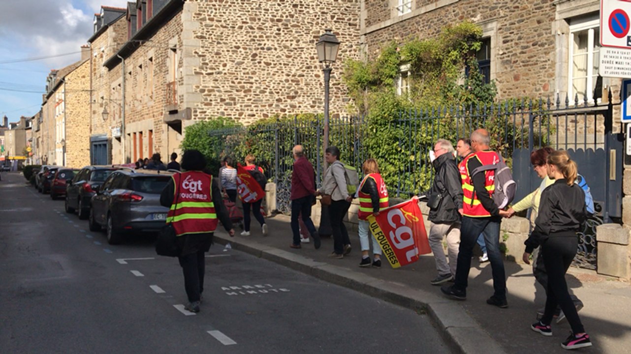 Une chaîne humaine pour soutenir les urgences du centre hospitalier.