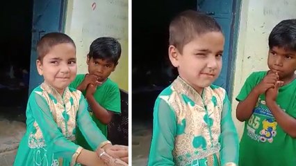 बुलंदशहर में बच्चो को आंख मारना सिखा रही थी टीचर, ये वीडियो वायरल होने पर सस्पेंड हुई