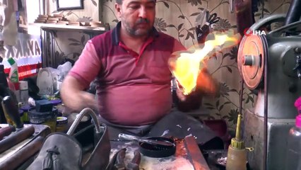 Geliştirdiği Karışımla Ayakkabıları Yakarak Boyuyor