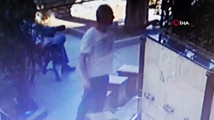 Şadırvanda unutulan 600 liralık gözlüğü çaldı, pişkince gözlüğü takıp böyle denedi