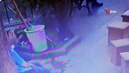 Unutulan gözlüğü hem çaldı hem denedi