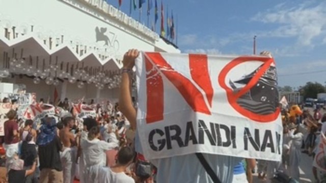 Activistas del cambio climático ocupan la alfombra roja de la Mostra