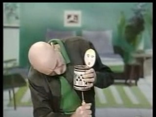 Poupee qui fait caca